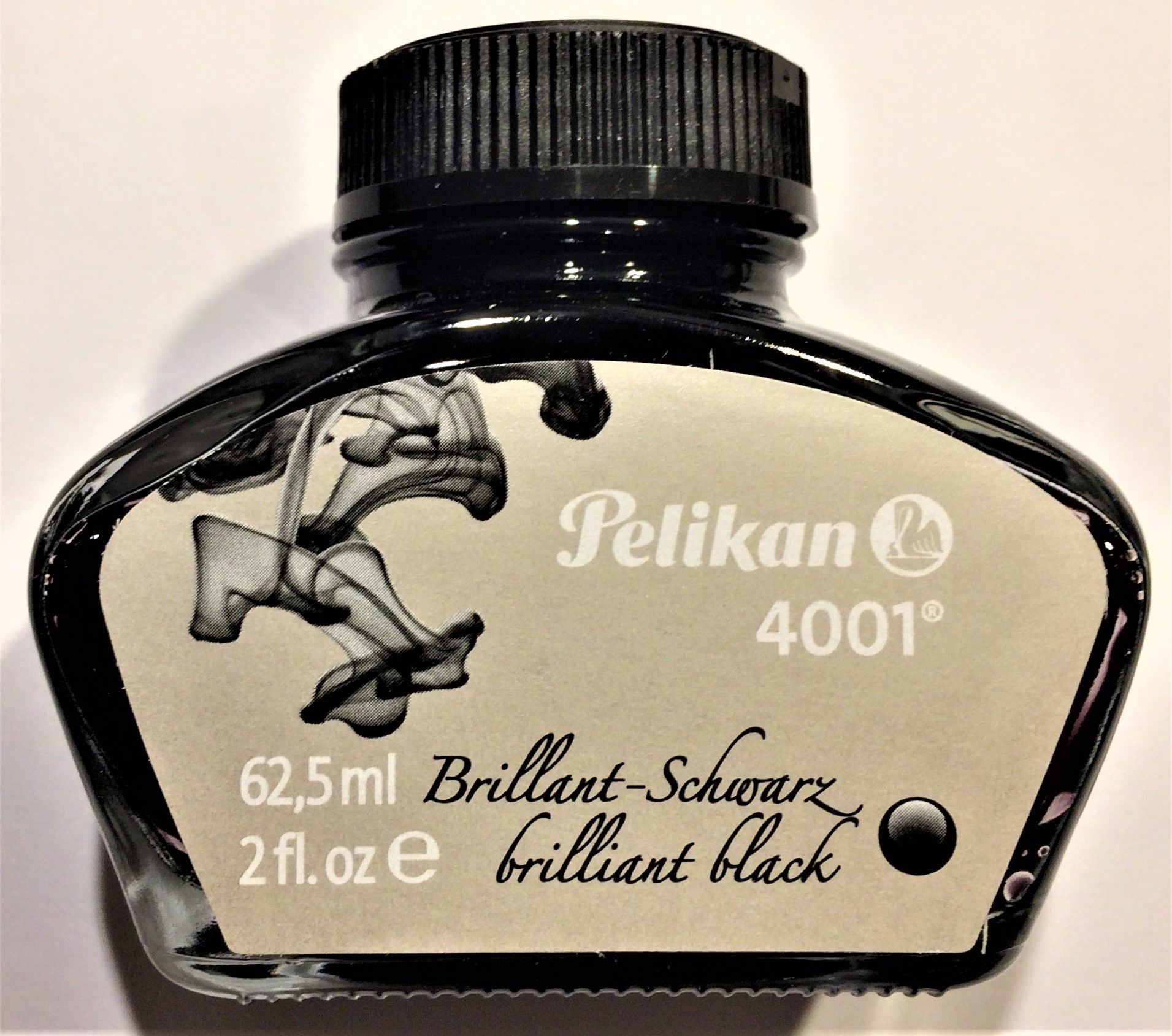 how-does-a-fountain-pen-work-Pelikan4001-ink-bottle
